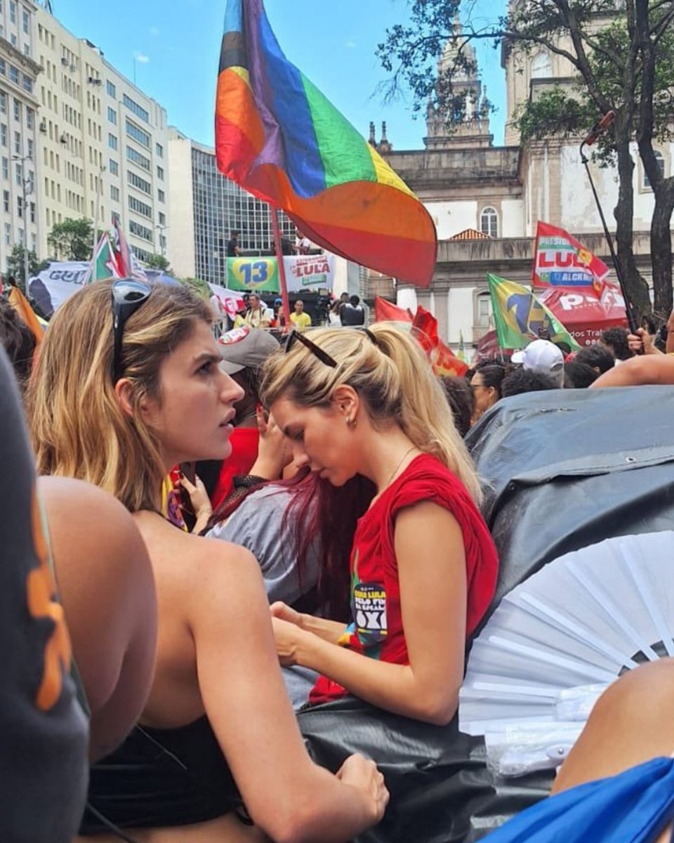 CastroGabryel02's tweet photo. Mais fotos de Giovanna Grigio, Alanis Guilen, Klara Castanho, Cauê Campos, Igor Jansen e Rodrigo Lélis na manifestação pró-democrática do PT ontem à tarde, no Centro do Rio de Janeiro. É #PorVocê pelos brasileiros e pela democracia.

(via perfil da Giovanna Grigio no Instagram) https://t.co/oqqJGj7ybN