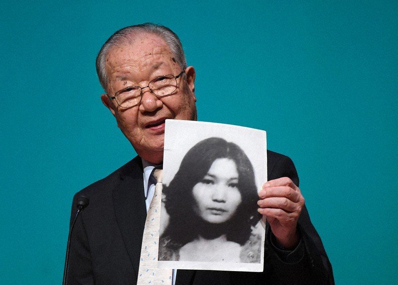k68960189's tweet photo. #拉致被害者全員奪還
#特定失踪者全員奪還 
#国よ動け

北朝鮮の元工作員、金賢姫がめぐみさんと会ったのは、訓練の一環として同僚工作員の金淑姫と中国語を学んでいた1984年頃だ。この同僚に誘われ、めぐみさんが暮らす招待所をひそかに訪ねた。

金元工作員の日本語の教師は、拉致被害者の田口八重子さんで、同僚の淑姫工作員はめぐみさんと一緒に暮らし、日本語を学んでいた。
「同世代の2人は親友のように思い合っていた」のだとか。

めぐみさんの住居は、金元工作員らの招待所から徒歩20〜30分ほどで、比較的警備が緩い場所だった。
庭から玄関に入ると、白いブラウスにスカートをはいためぐみさんが現れた。
拉致される前は「明るい女の子」だったというが、当時は20歳前後で、おとなしい印象だった。
リビングで一緒にサイダーを飲んだという。
「淑姫と最後に別れる際、自分のものを節約してためたお金で買ったワンピースとバッグ、靴を贈ったと聞いた。他人を思いやる心がある人だ」と言う。

きっと、めぐみさんのお母さんがそうしていたのだろうか、日本で言う、餞別だったのかもしれない。
めぐみさんは、日本の心を忘れずに生きている。

そして、北朝鮮の工作員も今も私たちのすぐそばにいるかもしれない。