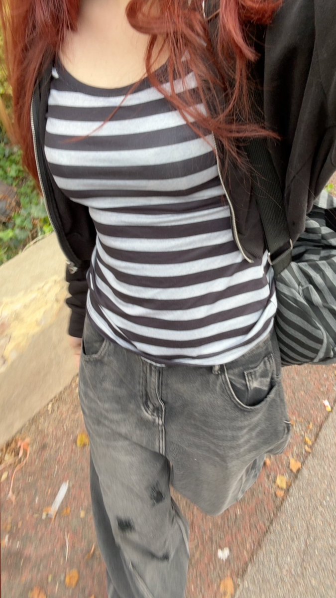 rtrdedh's tweet photo. #stripy and #averagespo even tho the size s is loose on me https://t.co/JrVLbzx75g