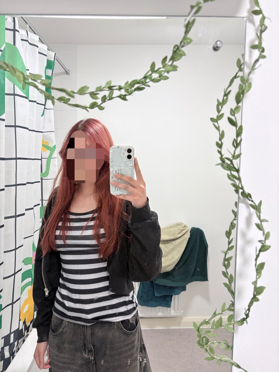 rtrdedh's tweet photo. #stripy and #averagespo even tho the size s is loose on me https://t.co/JrVLbzx75g