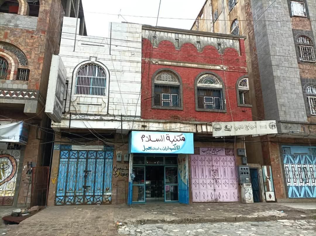 ALBAHOOT_Taiz's tweet photo. تصدقوا قبل يومين اخذتناالحميةشليت بنقدي ورحت جبة بير باشاءقلنانفعل معاهم هزه وصلت هناك.تفاجات ان قائدالجبهه قد نهب بيت بحارتناجلست مطنن افكر قلت هذافعل الافاعيل وعاده جندي الان قده يقود جبهه لوانتصرو على الحوثي حرام لايقعلنا تهجر مثل غز.ه‍
مرشتو سكته وروحت اصلي وادعي ربي ماينصرهم https://t.co/Fp281zdKhM