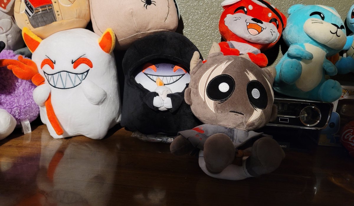 Grriimmx's tweet photo. Got my niece into dbd when she was 4 and now she's about to turn 8 🥲. Found someone selling a wraith youtooz plush on FB marketplace and got it because he's her favorite killer. Now I just have to find her some spookyloopz ones because she loves him too. https://t.co/GfodHX6UF4