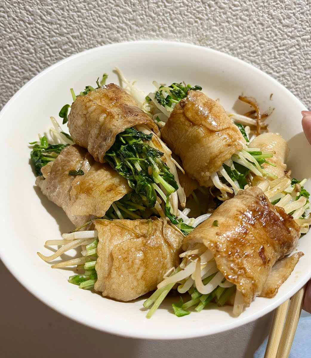 mokin29_'s tweet photo. まだ火曜日かと朝起きて落胆
昨日は豆苗ともやしの豚バラ巻きを大���に作りました。
今日の朝も食べたしお弁当にも入れました🐷 https://t.co/6IKgVQLn3c