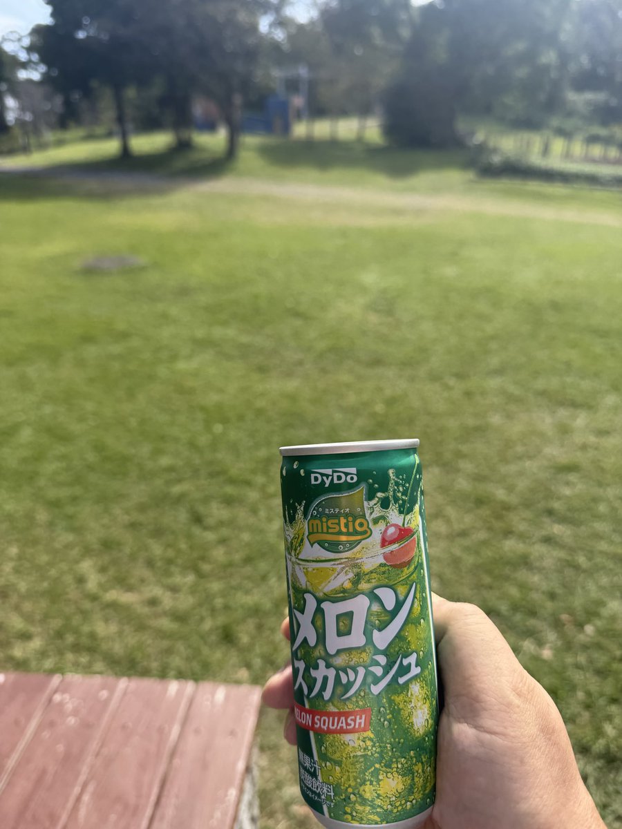 WAig0UEaWIql5MM's tweet photo. 昨日の観音崎。月曜日から駐車場混雑、お山の上では草原に秋空が広がって、おそらく今がもっとも気持ちのよい時・・・でもジュースたか！ https://t.co/PgiUhP37Tl
