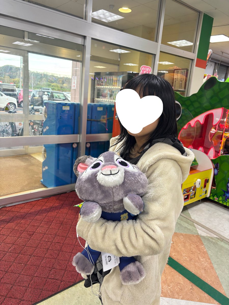 EmikoT14's tweet photo. 不登校の長女が昨年から通っている病院のデイケア。

先日、病院から突然、
「昨年から国の通知でフリースクールと同様の出席扱いができるようになっているので、申し込みますか？」
と聞かれました。

えっ？！そうなの？！Σ(ﾟдﾟ；)

早速学校に伝えたところ、
「では今週分から出席扱いになります」と。

…ちょっと待って。
学校も教育委員会も、この制度を知らなかったの？
昨年から通っていた分は？
前期の欠席日数はどうなるの？
通知表に引かれた斜線は？

疑問が次々と湧いてきました。
娘は学校には行けなくても、何もしていなかったわけではありません。
検査まで真面目に受けて、上位7%のIQだと知った時は「ああ、私ってバカじゃなかったのか」とホッとした表情をしていました。

自分を知った後は自分に合う居場所を見つけ、人と関わり、勉強も続け少しずつ前に進もうと頑張っています。
その努力が出席として認められるのは、本当にありがたいこと。

でも、もっと早く知っていれば……という気持ちがどうしても拭えません。
小学校生活も残り半年を切りました。

不登校の子どもを支える制度があっても、学校や保護者に情報が届かなければ、制度は十分に活かされません。
誰が悪いと決めつけたいわけではありません。

ただ、子ども達の努力が、情報不足や制度の周知不足によって正当に評価されないことがあってはならないと思うのです。

出欠席の扱いや通知表についても、これ以上ショックを受ける子どもや親御さんを減らすべき。

一人の母親として、そして教育行政に携わる議員として、これは見過ごせない問題だと感じています。

#不登校
#教育機会確保
#子どもの居場所
#滝川市

写真は一昨日私がクレーン2回目で偶然取ってしまったポップス巡査を抱えて嬉しそうにしてた娘(笑)