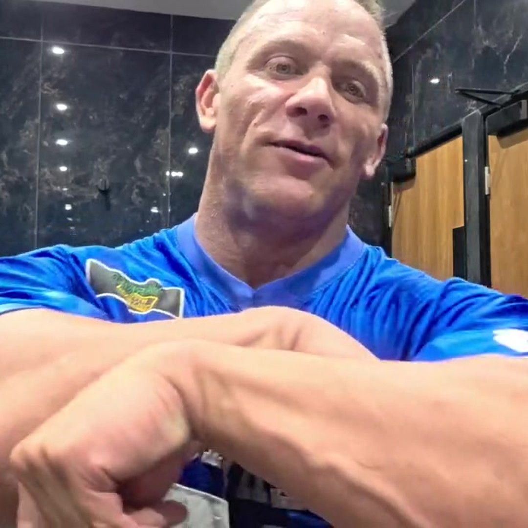 MaxSteelMuscle's tweet photo. Dark lockers, blue jersey, straight into the lens.

Full clip on OF — link in bio.

#lockerroom #jersey #bodybuilder #muscleworship https://t.co/37KJixt8cN