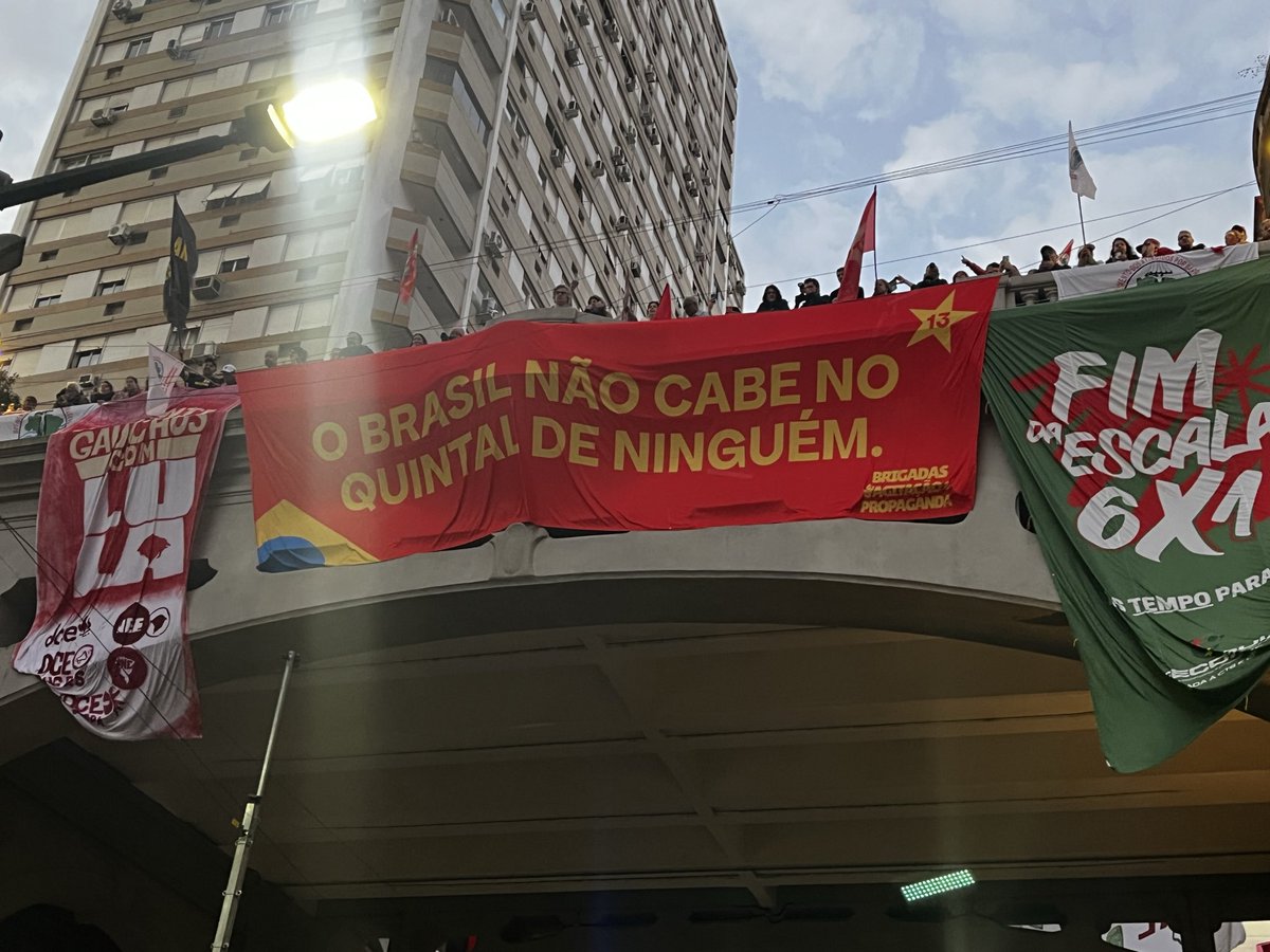 quehorrorlais's tweet photo. Gente, foi o ato político mais legal da minha vida! A torcida antifa do Internacional com a bateria e todo mundo pulando cantando “vamo virar Lulaaa”, os bloquinhos de carnaval proibidos de sair na rua pelo prefeito de direita, todos juntos tocando, milhares de pessoas passando embaixo do lindíssimo viaduto da Borges cantando “eu sou brasileiro com muito orgulho com muito amor” com a faixa enorme O Brasil não cabe no quintal de ninguém. Lindo demais! Eu amo Porto Alegre!
