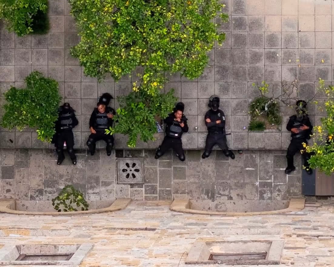 VerdeSelvah's tweet photo. Fotografías tomadas por @Somoselmedio revelan el interior del Palacio de Gobierno,  durante la manifestación; los policías, descansando y con extintores a la mano, como si supieran exactamente qué iba a pasar con los infiltrados, cómo iban a actuar y todo parte de un montaje. https://t.co/BCSLIQZthB
