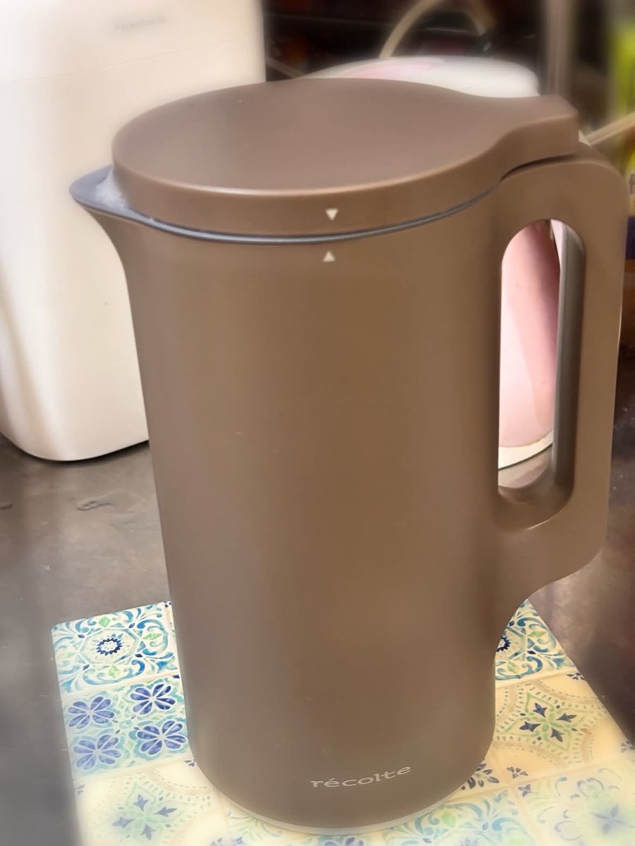 ykoko1225's tweet photo. 物を増やすのはやめようと思いずっと迷っていたレコルトの自動調理ポットをついに買ってしまった！
一昨日はかぼちゃのポタージュ、昨日は豚汁、今日はカレーを作る予定
材料入れてスイッチONするだけ
シニア夫婦食べ切り量ができるのも良き
新しいキッチングッズはマンネリ家事を楽しくする https://t.co/ElKc4xFFnK