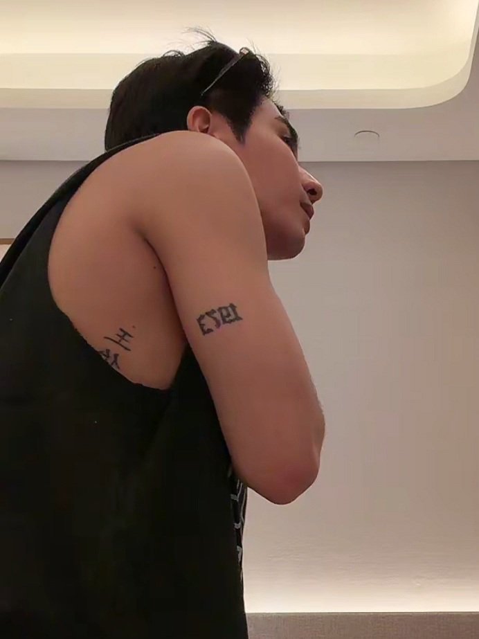 https_tanapong's tweet photo. I love seeing his tattoos 🫣

#PerthTanapon #KDPPE https://t.co/z9svaIIvx5