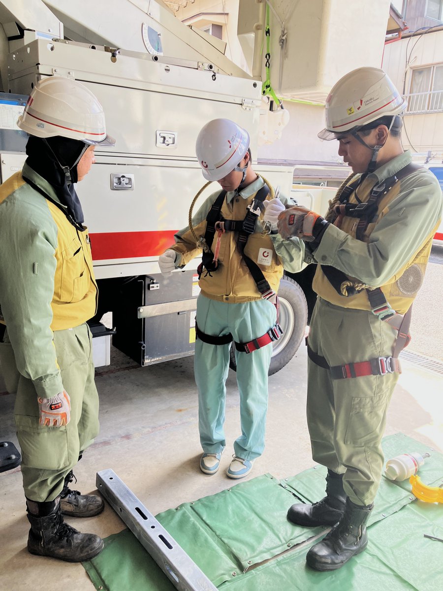 ChudenPowergrid's tweet photo. ＼インターンシップを実施🔧／
飯田支社は、高校生の皆さんを対象にインターンシップを実施しました📝
現場体験や施設見学を通じて、電力を支える仕事についてご紹介しました💡
今後も、将来の進路や仕事を考えるきっかけづくりに取り組んでまいります💪 https://t.co/Li7X1D17DI