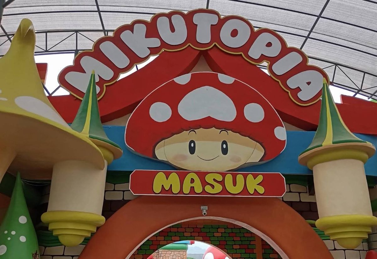 VHCoasters's tweet photo. I love a good knock-off and this is top tier. 

Mikutopia in Indonesia is the best I've seen in years. Now I just want a Pal World theme park. 

https://t.co/E26Iw9Q0bw https://t.co/EeddI6VL6C