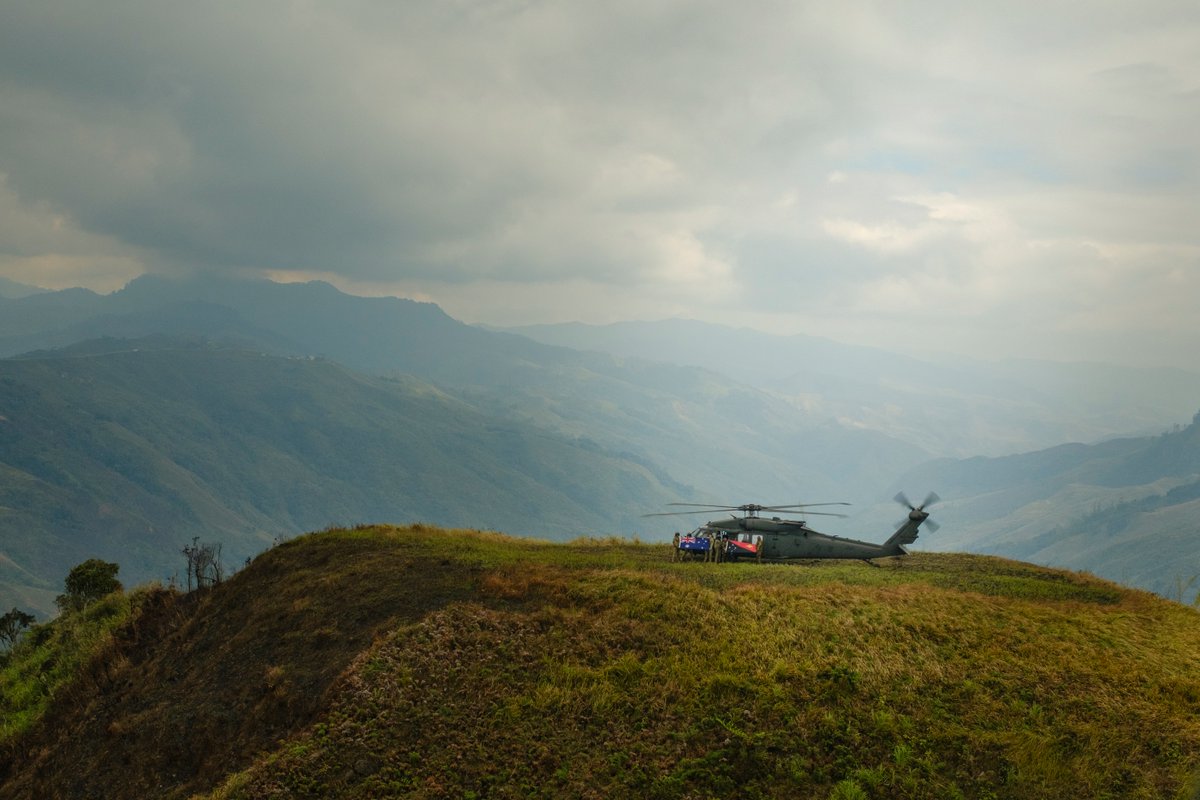 DefenceAust's tweet photo. Not your average parking spot ⛰️☁️🚁

Against a backdrop of towering mountain pinnacles, narrow valleys and remote highland airstrips, @AustralianArmy UH-60M Black Hawks completed their first international deployment in 📍PNG last month.

Read more ➡️ https://t.co/Bsj3HSOl5z

#YourADF #AusArmy #StrongerTogether