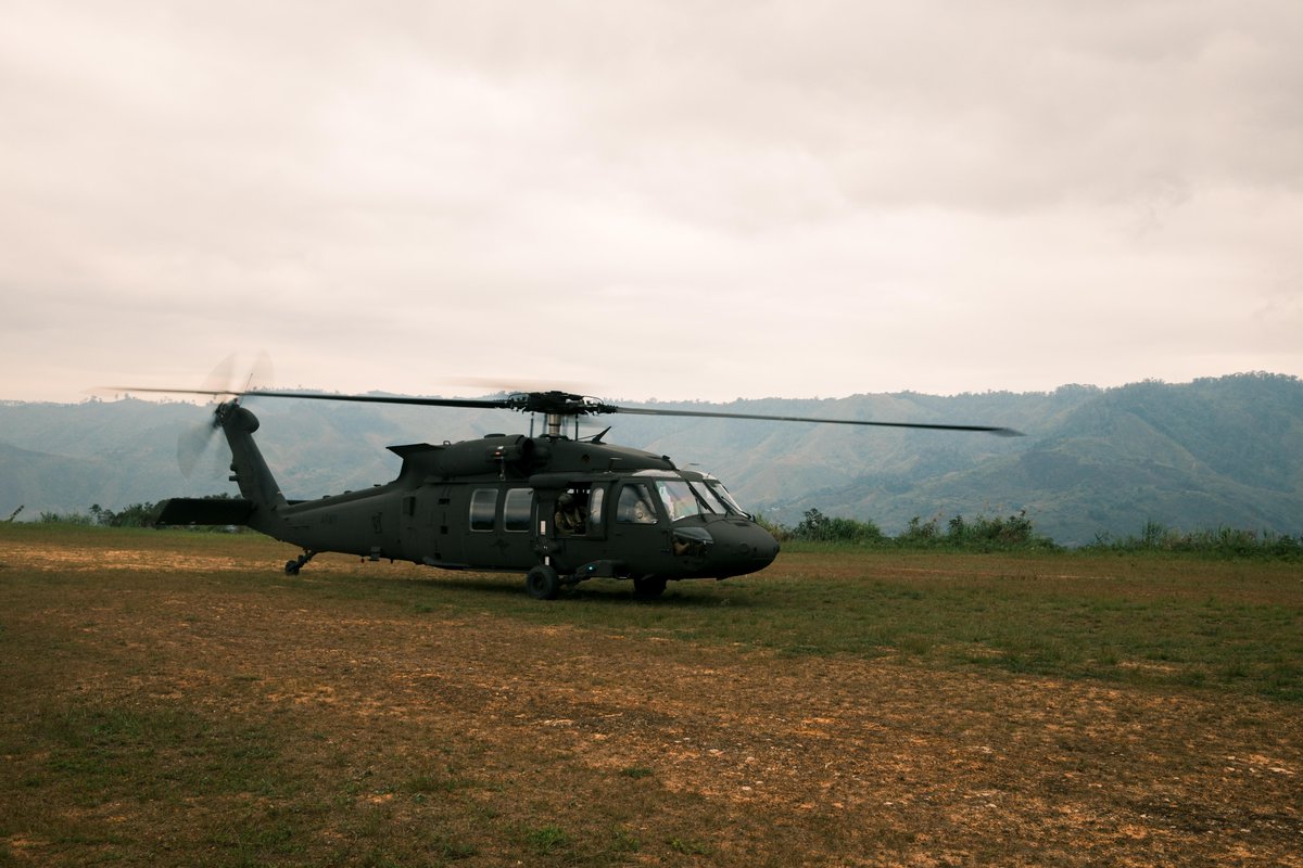 DefenceAust's tweet photo. Not your average parking spot ⛰️☁️🚁

Against a backdrop of towering mountain pinnacles, narrow valleys and remote highland airstrips, @AustralianArmy UH-60M Black Hawks completed their first international deployment in 📍PNG last month.

Read more ➡️ https://t.co/Bsj3HSOl5z

#YourADF #AusArmy #StrongerTogether