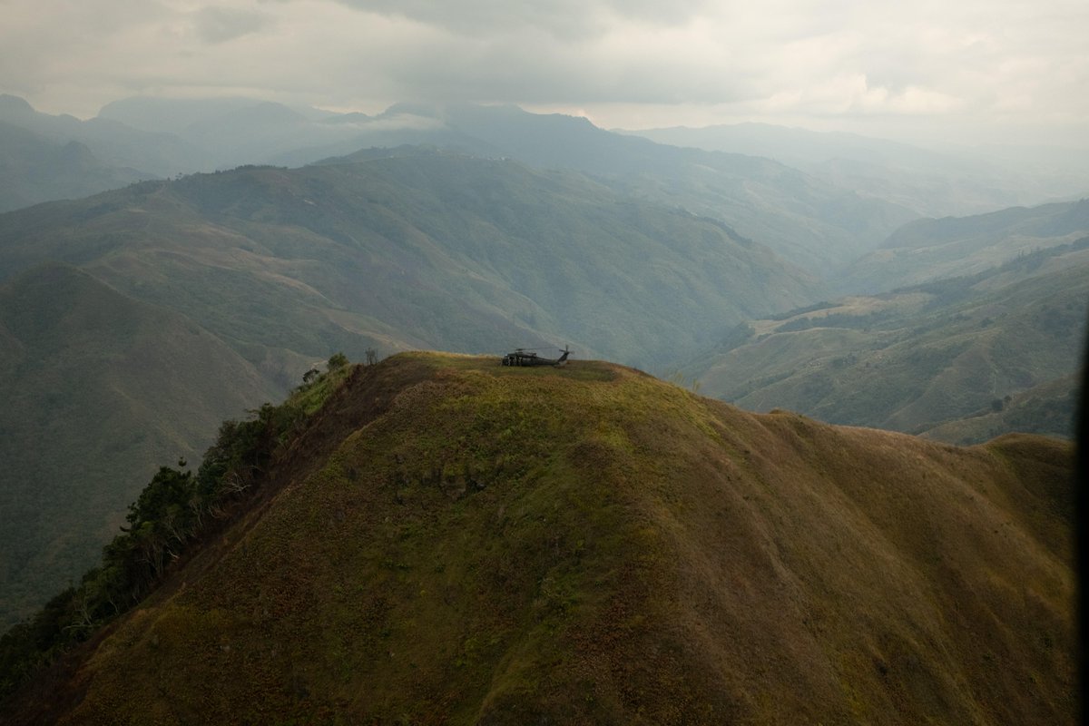 DefenceAust's tweet photo. Not your average parking spot ⛰️☁️🚁

Against a backdrop of towering mountain pinnacles, narrow valleys and remote highland airstrips, @AustralianArmy UH-60M Black Hawks completed their first international deployment in 📍PNG last month.

Read more ➡️ https://t.co/Bsj3HSOl5z

#YourADF #AusArmy #StrongerTogether