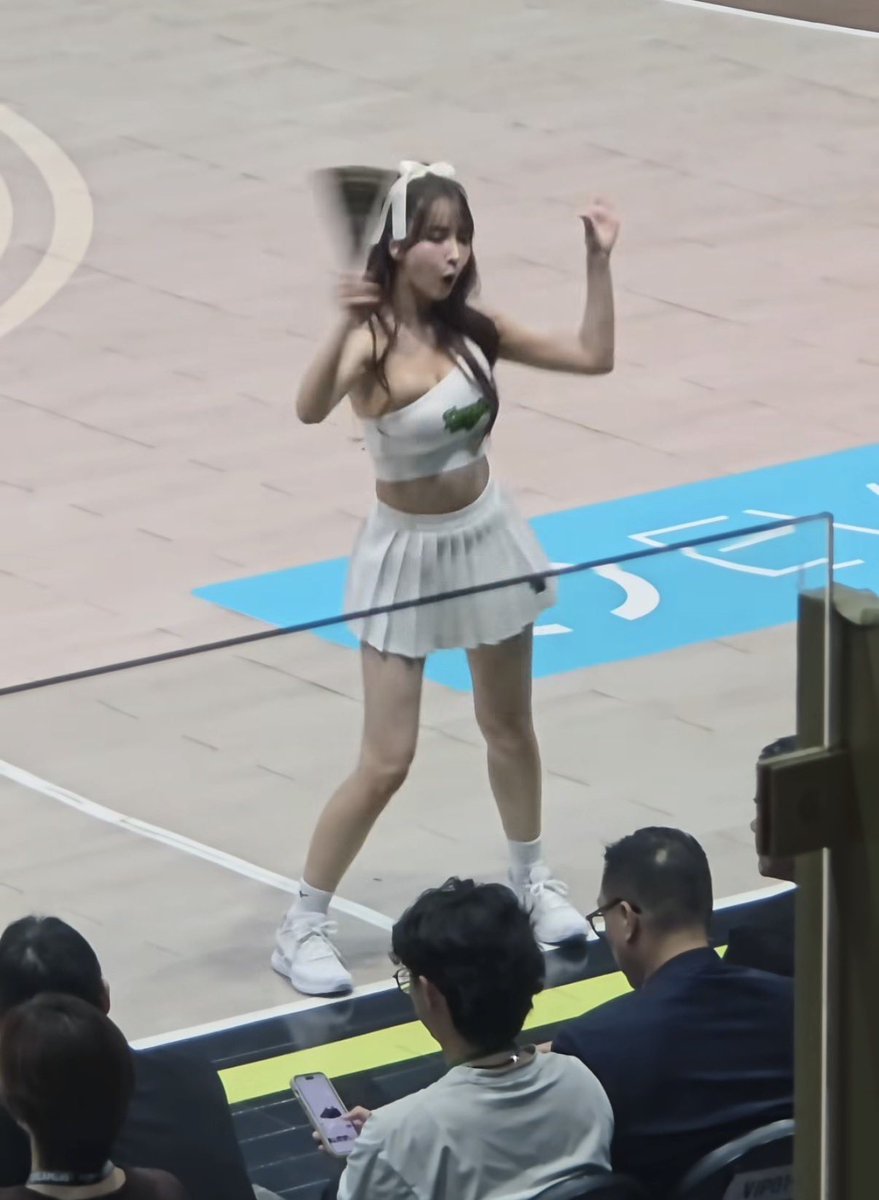 tamika47488's tweet photo. 綺麗な女性が目の前で踊ってるのに
見向きもせず靴を見てる男性。

こんな旦那、彼氏がほしいよ。 https://t.co/3vSBhbD641