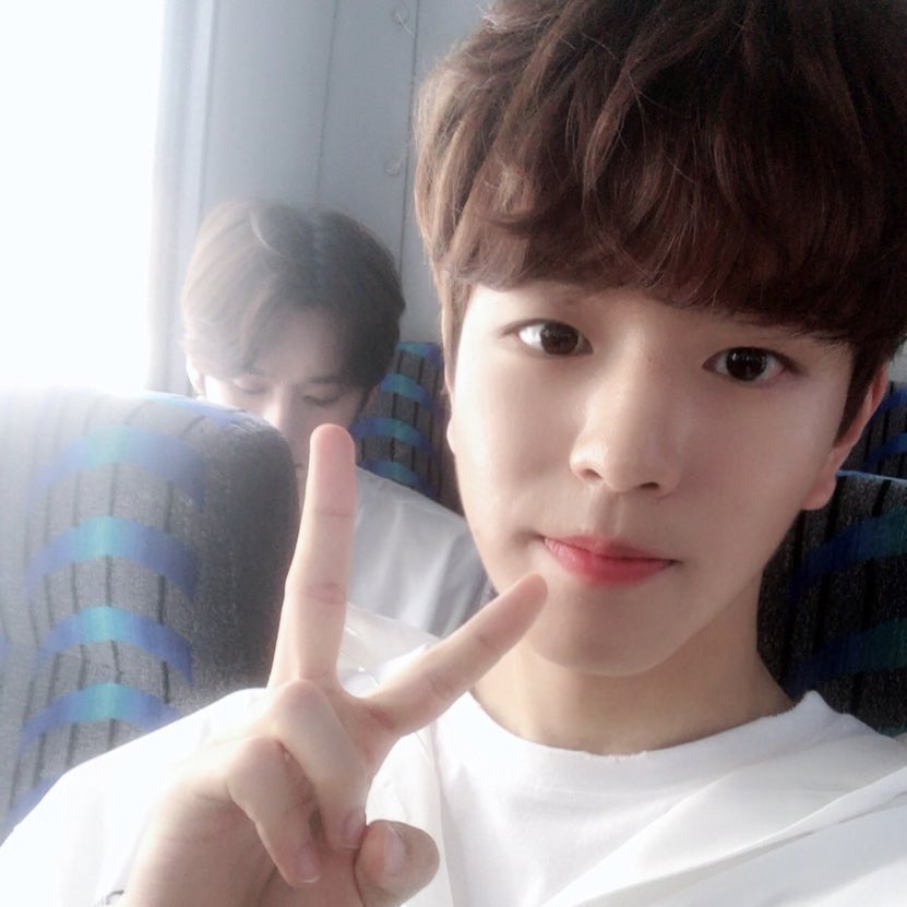 omorimini's tweet photo. 개쓰레기아침이라 아기민이 사진 봐줘야해
재즈클럽같은거 모르고 섬유유연제향 베이비로션향 폴폴 풍기는 아기 https://t.co/8fnDmr3Q0X