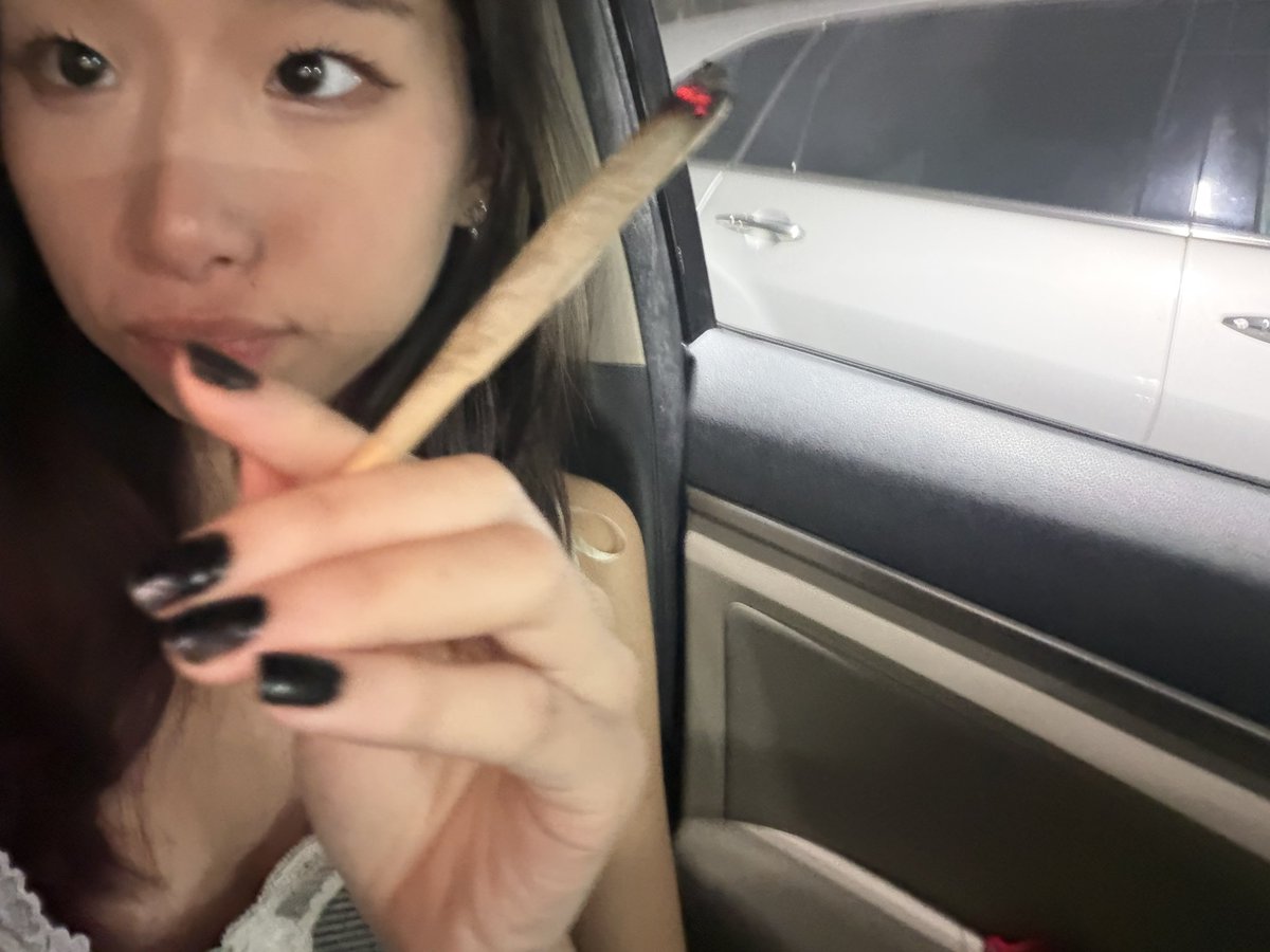 myro7txu's tweet photo. there’s so much joy in my life when i have a joint https://t.co/becofDGFxI