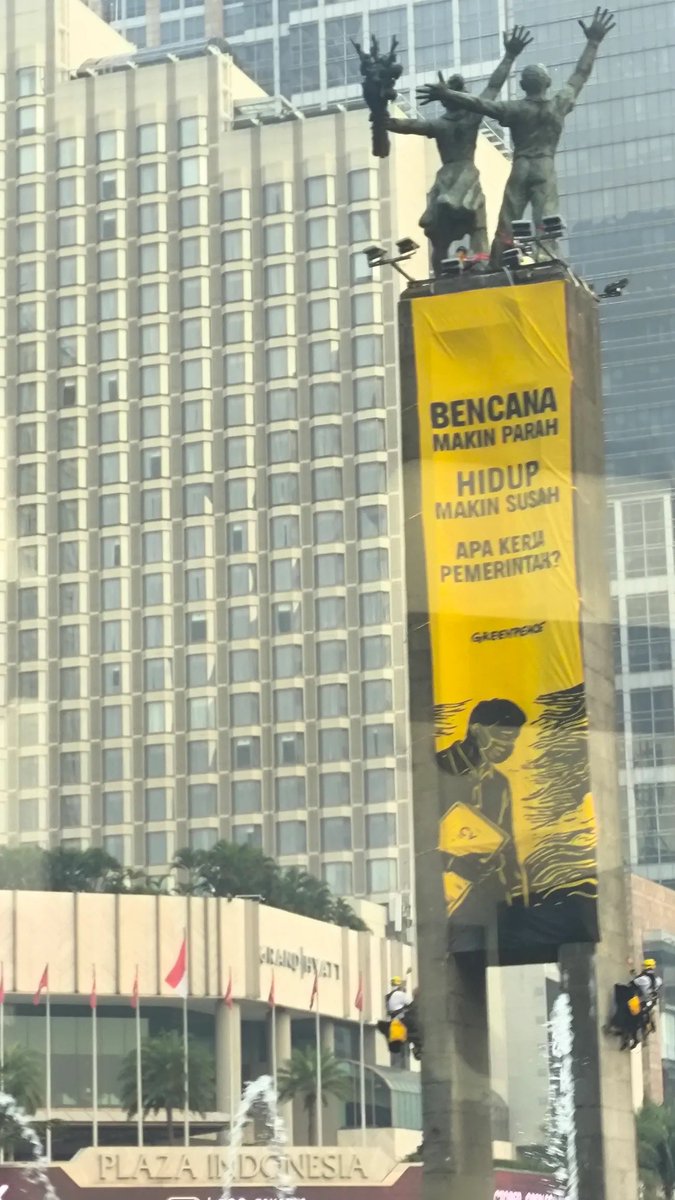 TanyarlBase's tweet photo. Pagi ini bunderan HI udah ada spanduk dari Greenpeace 💚 https://t.co/DTQk6jYIwN