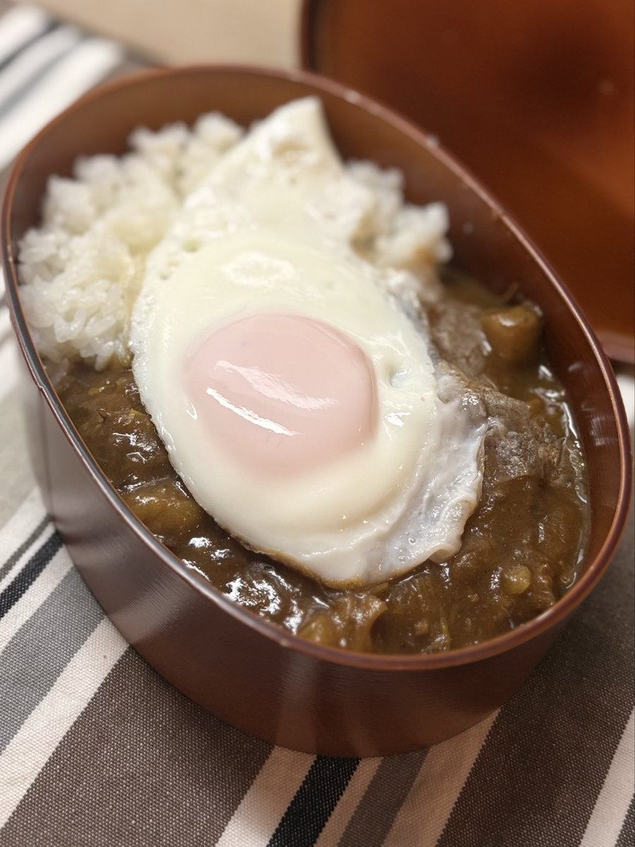 muranakaivick's tweet photo. 牛スジカレー弁当、目玉焼きのせ。

今週はお弁当作りが危機的状況ですが、昨日のカレーのおかげで今日もなんとか乗り切れた。

困ったときのカレー頼み。
カレー様！！

#お弁当 #おうちごはん https://t.co/VVgnOUwVxr