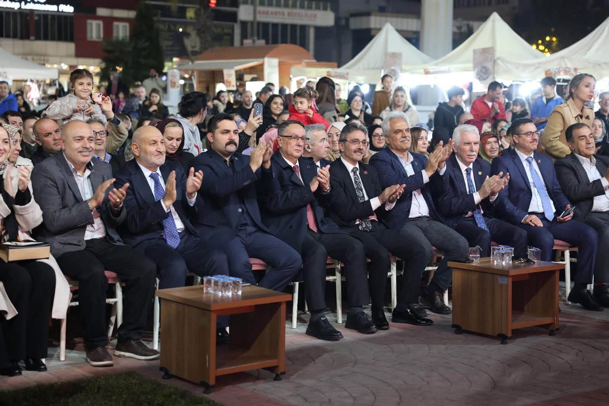 AlfatlEkrem's tweet photo. Erenler Belediyemizin düzenlediği Geleneksel 2. Gabak Festivalimizin açılışına katılarak Sakaryalı vatandaşlarımızın coşkusuna ortak olduk.

Yöresel değerlerimizi yaşatan, kültürümüzü gelecek nesillere taşıyan ve birlik beraberliğimizi pekiştiren bu güzel organizasyon için başta Erenler Belediye Başkanımız Sayın Şenol Dinç olmak üzere belediye yönetimimize, çalışanlarımıza ve emeği geçen herkese teşekkür ediyorum.

Katılımlarıyla festivalimize renk katan kıymetli vatandaşlarımıza şükranlarımı sunuyor, festivalimizin Erenler’imize ve Sakarya’mıza hayırlı olmasını diliyorum.