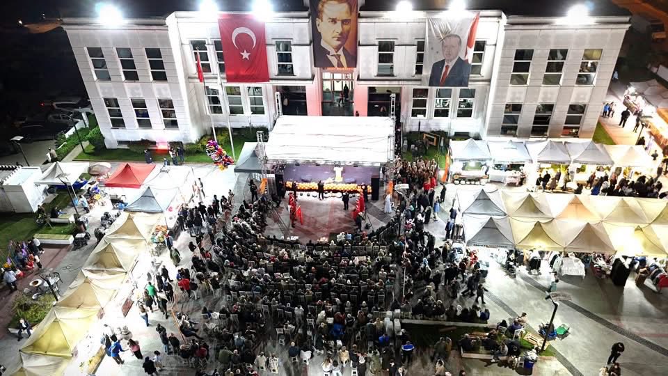 AlfatlEkrem's tweet photo. Erenler Belediyemizin düzenlediği Geleneksel 2. Gabak Festivalimizin açılışına katılarak Sakaryalı vatandaşlarımızın coşkusuna ortak olduk.

Yöresel değerlerimizi yaşatan, kültürümüzü gelecek nesillere taşıyan ve birlik beraberliğimizi pekiştiren bu güzel organizasyon için başta Erenler Belediye Başkanımız Sayın Şenol Dinç olmak üzere belediye yönetimimize, çalışanlarımıza ve emeği geçen herkese teşekkür ediyorum.

Katılımlarıyla festivalimize renk katan kıymetli vatandaşlarımıza şükranlarımı sunuyor, festivalimizin Erenler’imize ve Sakarya’mıza hayırlı olmasını diliyorum.