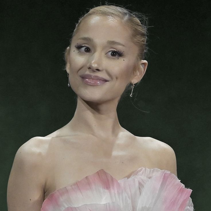arianastills's tweet photo. this angel https://t.co/01pWLXc3LG