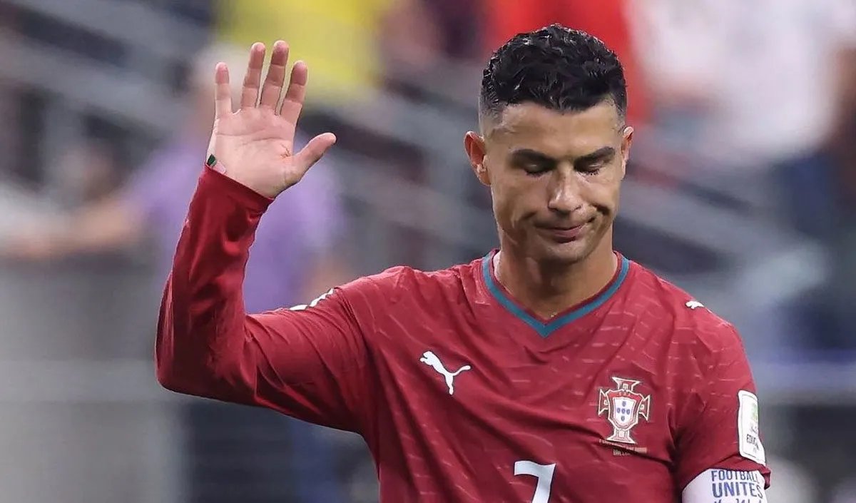 Tv5Rwanda's tweet photo. 🚨 AMAKURU YIHUTIRWA | CRISTIANO RONALDO

Amakuru ataremezwa aravuga ko rutahizamu wa Portugal, Cristiano Ronaldo, ashobora guhanishwa kumara iminsi 30 adakinira ikipe y'igihugu, ndetse agacibwa amande ya €225, nyuma yo kuvugwa ko yavuye mu mwiherero w'ikipe ya Portugal atabiherewe uburenganzira
Icyakora, ibi bihano n'ibivugwa ko Ronaldo yemeye amakosa ntibirahamywa n'isoko ry'amakuru ryemewe.

#tv5news #tv5b #CristianoRonaldo #Portugal #AmakuruMashya
