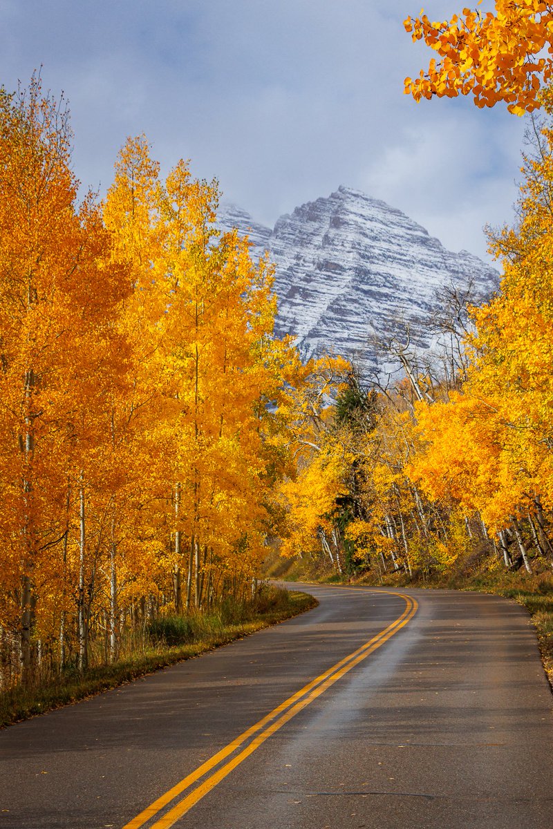 mattlantz's tweet photo. Had the chance to vacation in Colorado last week with my family. We had heard the Maroon Bells were a must-see and I know understand why! 🤩

#maroonbells #colorado #fallcolor https://t.co/sGQiwRRmzc