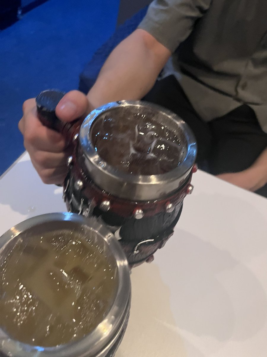 kizuna_ARC's tweet photo. 10/17♡前半

久しぶりー！な大阪から飛んで✈️来てくれたスイーツ博士な旅人様！！毎度うまうまなお土産(餌付け)ありがとう♡♡色んな歴史知ってて面白すぎた✨️
仲良しな旅人様！
情報量多すぎトランプによりババ抜きでなんか3枚余る事件(全部あった)
みんなおなごに誘惑されてておもろかった🤣 https://t.co/Hlf9zkuGDk