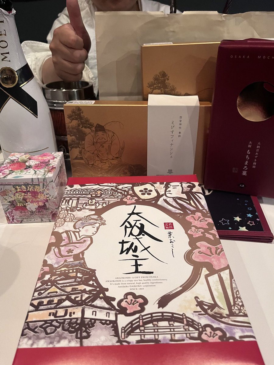 kizuna_ARC's tweet photo. 10/17♡前半

久しぶりー！な大阪から飛んで✈️来てくれたスイーツ博士な旅人様！！毎度うまうまなお土産(餌付け)ありがとう♡♡色んな歴史知ってて面白すぎた✨️
仲良しな旅人様！
情報量多すぎトランプによりババ抜きでなんか3枚余る事件(全部あった)
みんなおなごに誘惑されてておもろかった🤣 https://t.co/Hlf9zkuGDk
