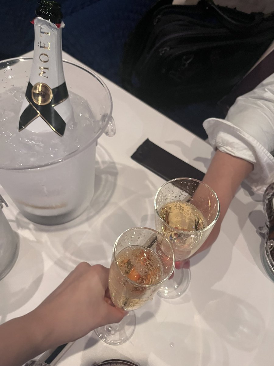 kizuna_ARC's tweet photo. 10/17♡前半

久しぶりー！な大阪から飛んで✈️来てくれたスイーツ博士な旅人様！！毎度うまうまなお土産(餌付け)ありがとう♡♡色んな歴史知ってて面白すぎた✨️
仲良しな旅人様！
情報量多すぎトランプによりババ抜きでなんか3枚余る事件(全部あった)
みんなおなごに誘惑されてておもろかった🤣 https://t.co/Hlf9zkuGDk