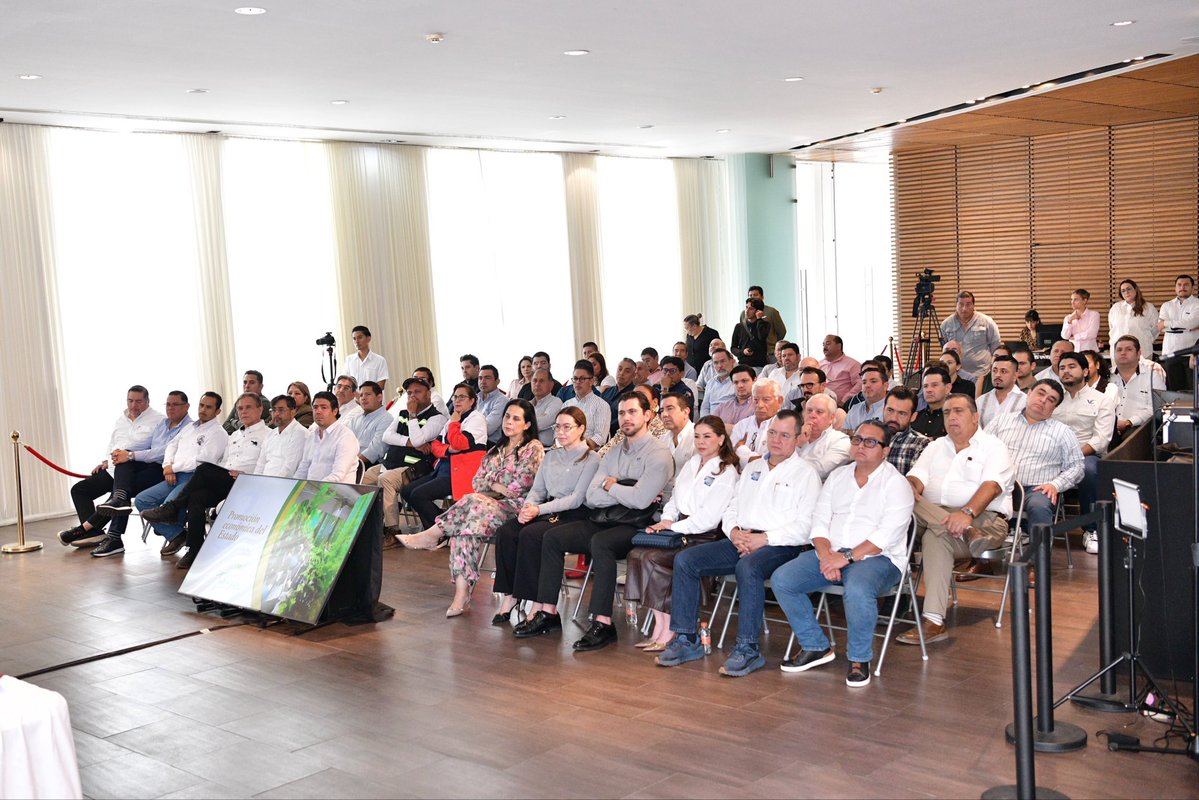TabascoJavier's tweet photo. Nos reunimos con las cámaras empresariales con el propósito de fortalecer la comunicación con todos los sectores productivos, escuchando sus planteamientos, sus proyectos y generando mejores condiciones para la creación de empleo y más oportunidades para el crecimiento económico de Tabasco.

Las empresarias y los empresarios cuentan con el Gobierno del Pueblo, y seguiremos trabajando juntos por la prosperidad de nuestra gente, esa es #LaVerdaderaRiquezadeTabasco.