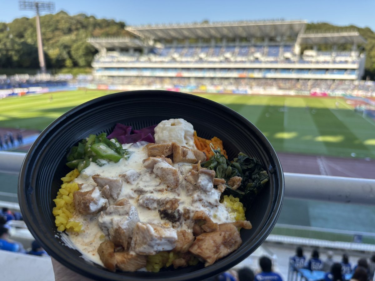 RooN_zel's tweet photo. この前の福岡戦で初めてトトノエルさんのチキンオーバーライスをいただきました🍚🍴
めちゃくちゃ美味しくてリピート決定😋🎶
ノーマルだと値段も980円で1000円切ってるよ✨ https://t.co/aoFJbz5BCW