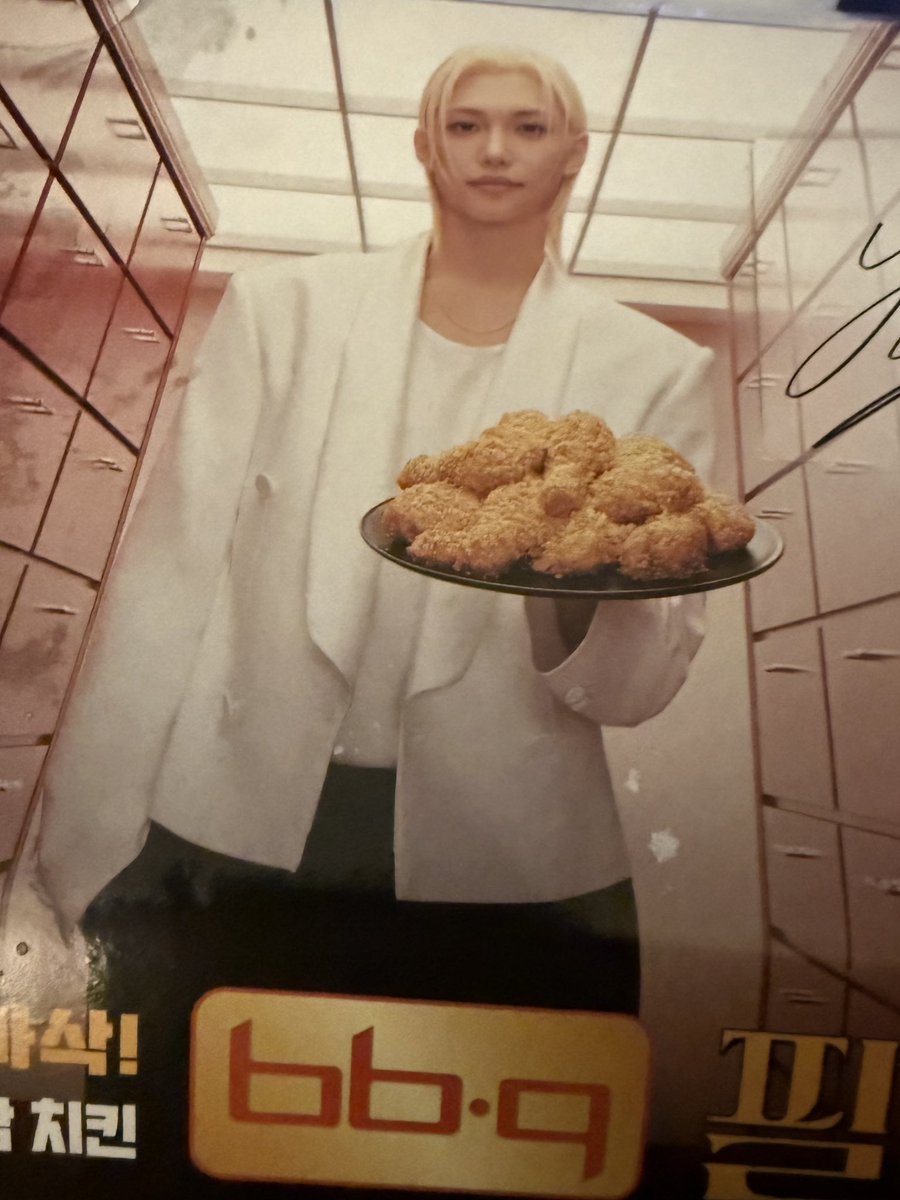 spearhyunnie2's tweet photo. jisung 💭 "i ate chicken yesterday and yongbok arrived too, i also did a lucky draw and put yongbok's photocard in the corner of my room. yongbok-ah the chicken was delicious. let's only eat bbq chicken" https://t.co/Er0SGiPMWW