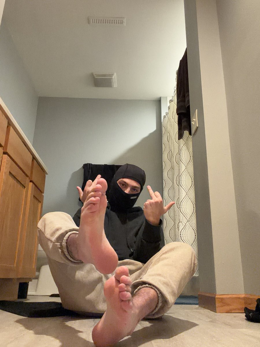 finkingbrett's tweet photo. First 3 of you losers to drop any amount in my throne get a free custom, buy me socks I’ll make you melt 😉 

https://t.co/mdSezN5WLK https://t.co/s4pH1wctxM