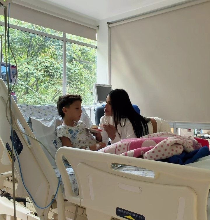 quesestonea's tweet photo. Karina devastada y sin dormir con su hijo en el hospital, mientras tanto Smayv el papá de valentino aprovechando la situación para promocionar su musica. 
Karina García, estamos contigo! Eres la mejor madre https://t.co/osONxsGiuL