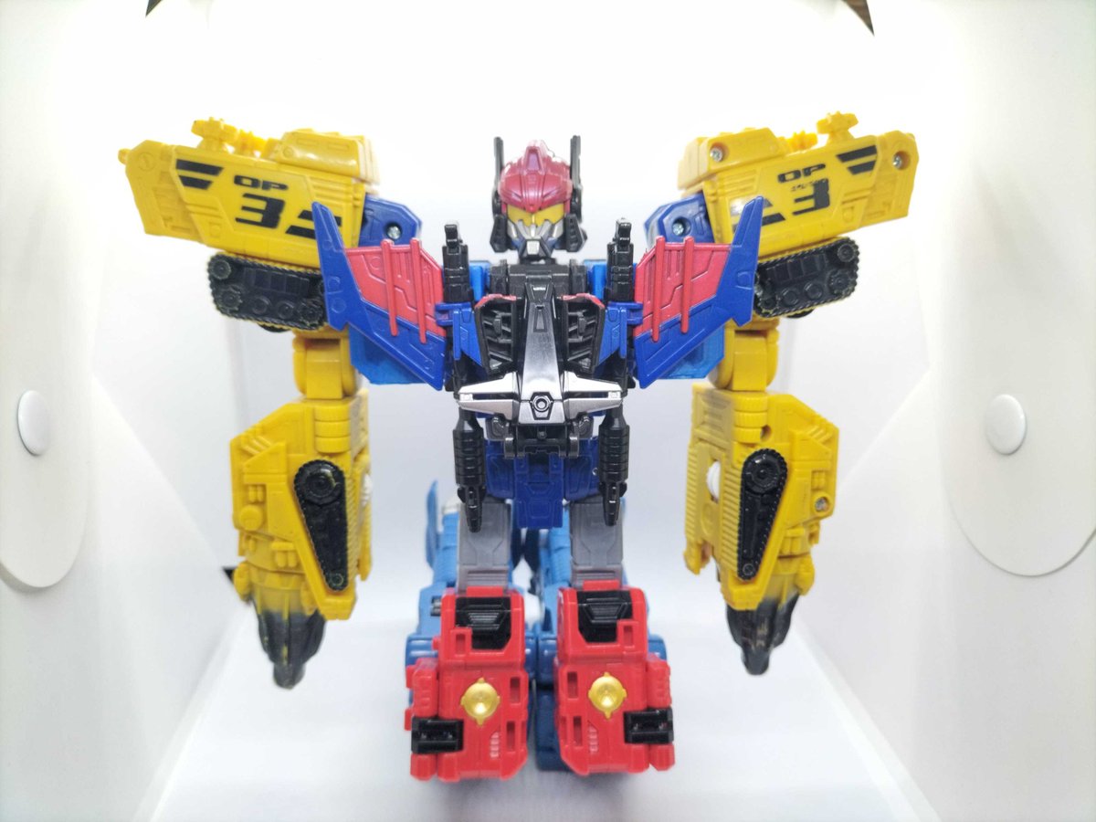 DrayvenVindell's tweet photo. @CryptidsCustoms He is a bit tall for my photo box but I managed to make them attach Semi-securely I had to tighten the joints in his hip region and his shoulders but I also printed a piece to slide over his shoulders and lock them in place https://t.co/6ePrUThYsk