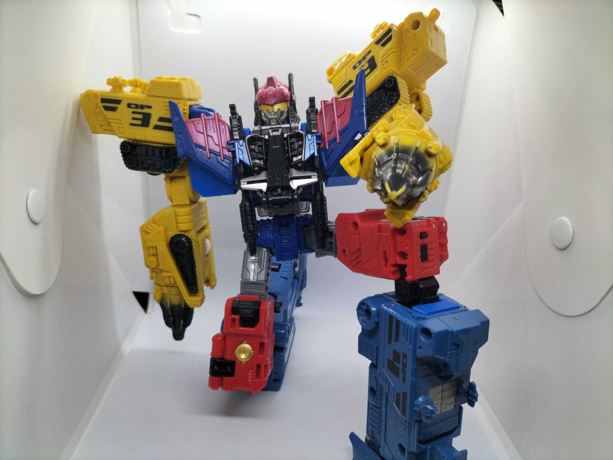 DrayvenVindell's tweet photo. @CryptidsCustoms He is a bit tall for my photo box but I managed to make them attach Semi-securely I had to tighten the joints in his hip region and his shoulders but I also printed a piece to slide over his shoulders and lock them in place https://t.co/6ePrUThYsk