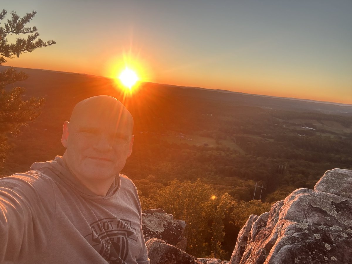milesformike's tweet photo. Sometimes no matter what kind of slump you’re in and how bad you’re struggling, you have to force yourself to get your trail shoes on, get out the door and climb a mountain.
Mission accomplished.
#milesformike #sunset https://t.co/y9dVRYLaBq