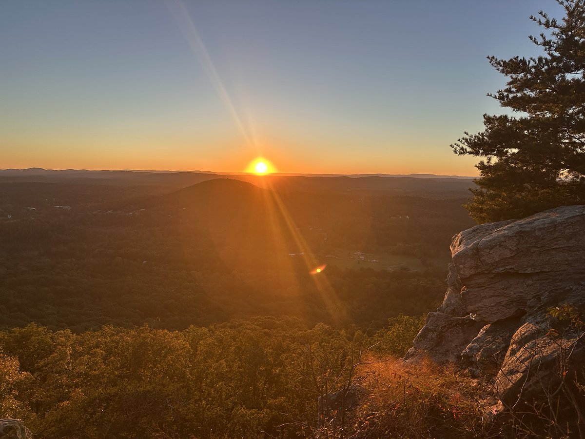 milesformike's tweet photo. Sometimes no matter what kind of slump you’re in and how bad you’re struggling, you have to force yourself to get your trail shoes on, get out the door and climb a mountain.
Mission accomplished.
#milesformike #sunset https://t.co/y9dVRYLaBq