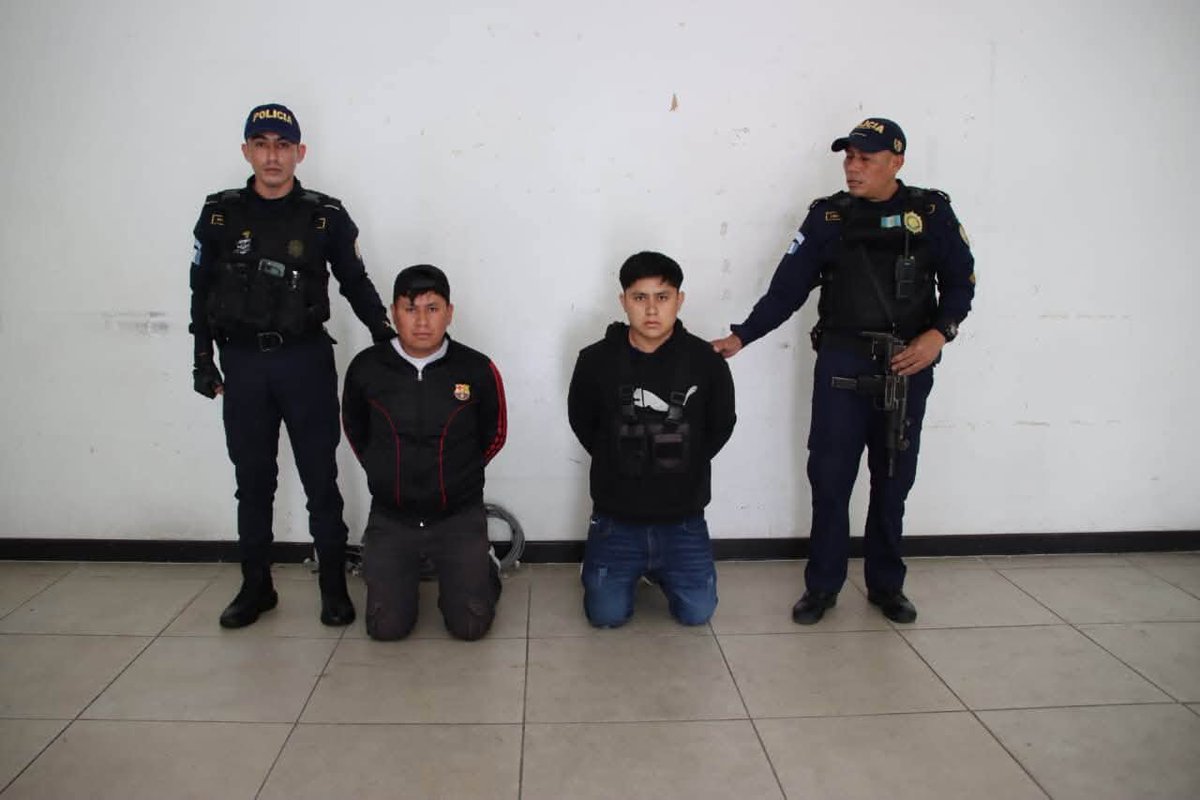 FabianPasos's tweet photo. La tiene que explicar muy bien la @PNCdeGuatemala quién le sembró el arma a los dos detenidos? de dónde viene este montaje en la muerte de #Foppa ? queremos respuestas! https://t.co/oom9PA73cI