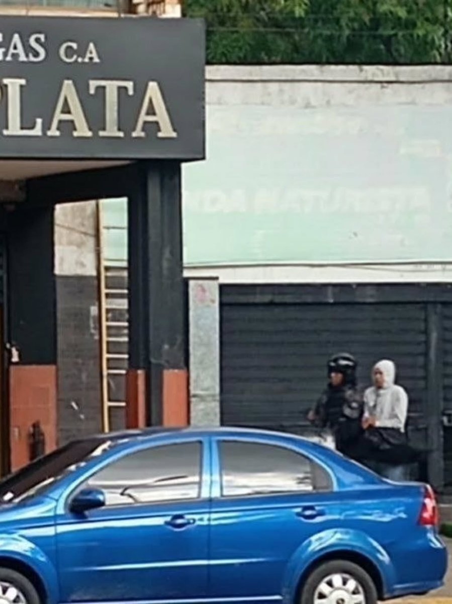 Juanegron's tweet photo. 🚨 | Capturaron a Jonaikel Sevilla, funcionario de la PNB, señalado de mantener como rehenes a los propietarios de una joyería en la avenida Bolívar de Valencia, Carabobo. https://t.co/WpyrDXBQlj