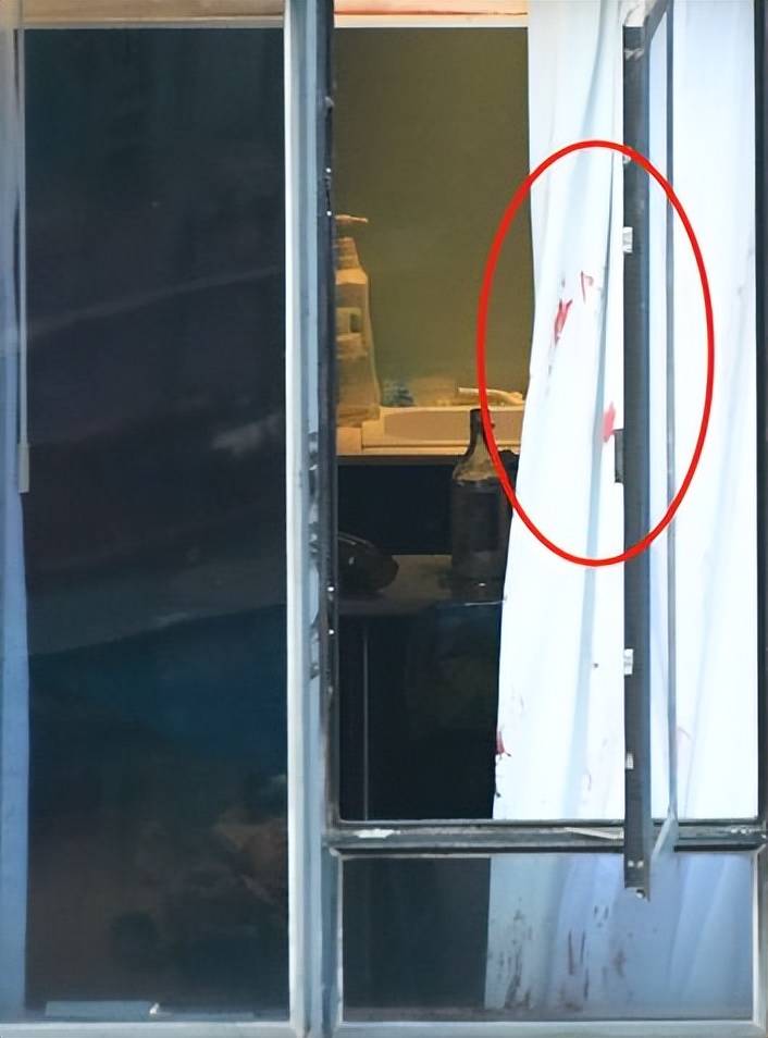 bobmasbie's tweet photo. A bold thief broke in, wiped the counter, killed the guard, and spat on the cash register—what a terrifying scene! https://t.co/SVtInjF1nA