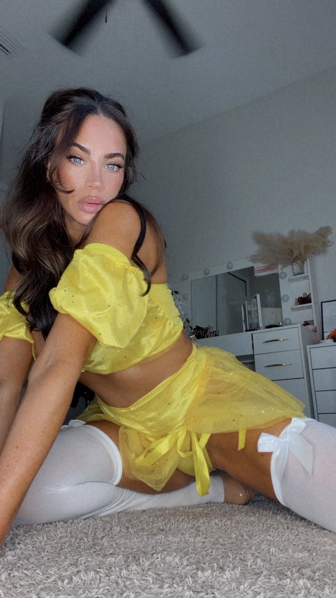 madisonleeVIP's tweet photo. Belle got naked 💛👑 #milf #over40  link in comments https://t.co/yEUaUzV9W0