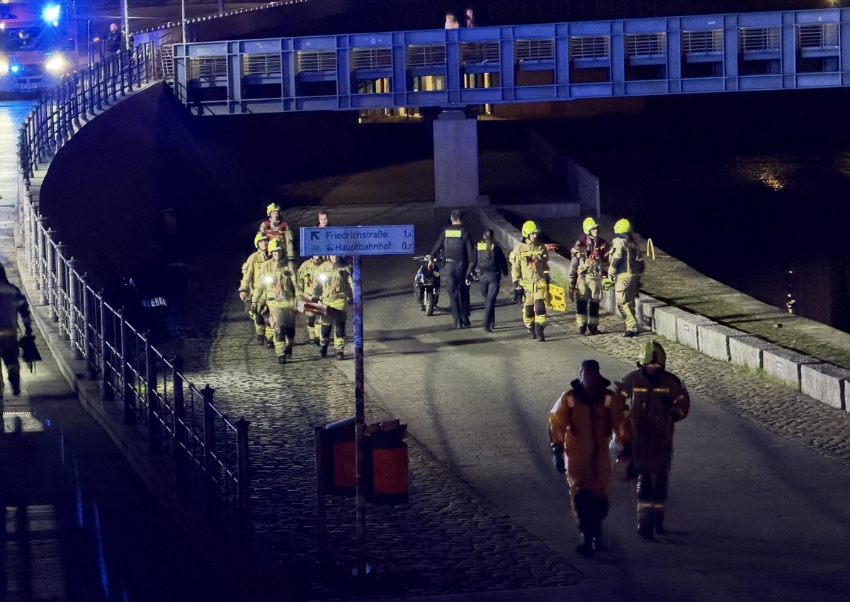 PolReporter's tweet photo. #Berlin #Moabit - Feuerwehr rettet Person aus der Spree zwischen Kanzleramt und Hauptbahnhof, Hintergründe unklar https://t.co/3rsAg9Lwg1