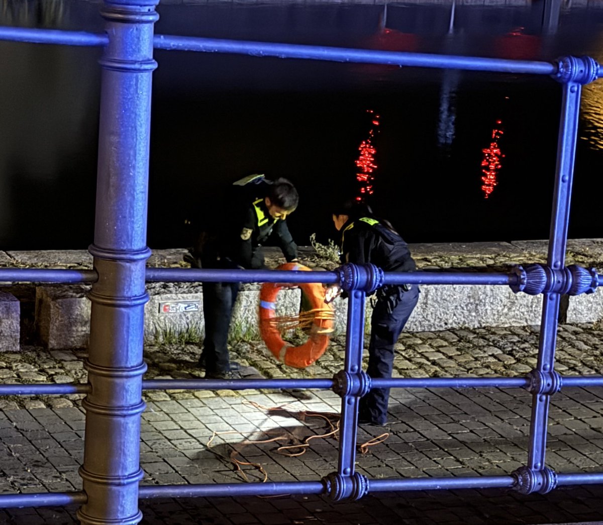 PolReporter's tweet photo. #Berlin #Moabit - Feuerwehr rettet Person aus der Spree zwischen Kanzleramt und Hauptbahnhof, Hintergründe unklar https://t.co/3rsAg9Lwg1