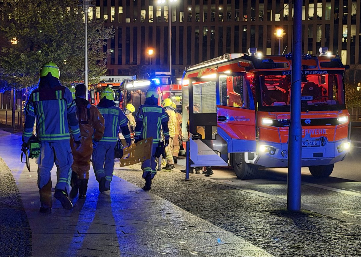 PolReporter's tweet photo. #Berlin #Moabit - Feuerwehr rettet Person aus der Spree zwischen Kanzleramt und Hauptbahnhof, Hintergründe unklar https://t.co/3rsAg9Lwg1