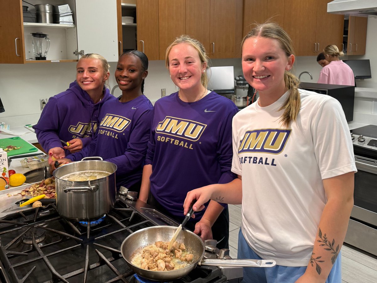 JMUSoftball's tweet photo. Throwing it back to last night and our team “Tougher Together” Chopped challenge!!  

You knew they could play ball, but who knew they were #MasterChefs in the making?!?!  🍴

#GoDukes

Video:  @rogerslexi25 https://t.co/4aEHTwiXwb