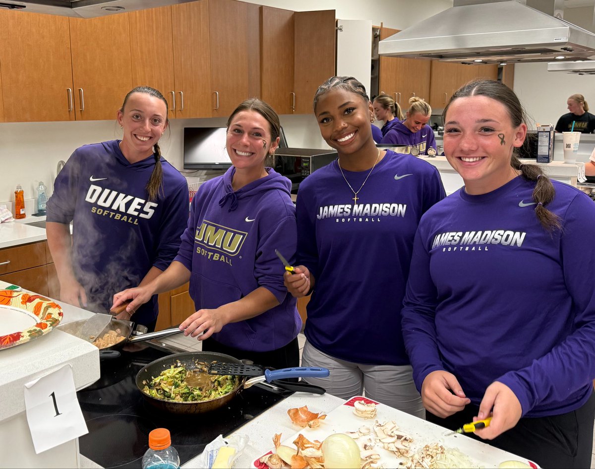 JMUSoftball's tweet photo. Throwing it back to last night and our team “Tougher Together” Chopped challenge!!  

You knew they could play ball, but who knew they were #MasterChefs in the making?!?!  🍴

#GoDukes

Video:  @rogerslexi25 https://t.co/4aEHTwiXwb